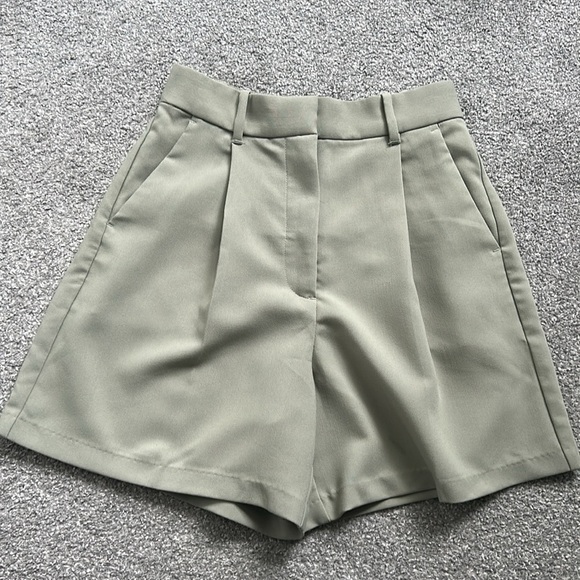 Abercrombie and Fitch Sage Green Pleated Trouser Shorts - Picture 3 of 10